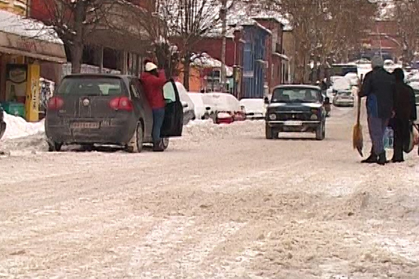 Zbog snega na kolovozu otežan saobraćaj na putevima u Timočkoj Krajini