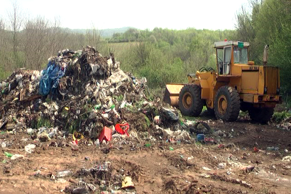 Počelo je uklanjanje divlje deponije u selu Mali Izvor: Radove obišao gradonačelnik Ničić