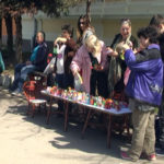 Na zaječarskom skveru održana prodajna izložba Uskršnjih jaja za pomoć deci iz udruženja „L-down“