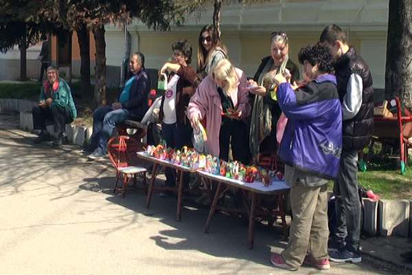 Na zaječarskom skveru održana prodajna izložba Uskršnjih jaja za pomoć deci iz udruženja 