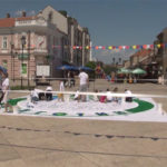 Na gradskom trgu u Negotinu postavljen veliki mozaik sačinjen od plastičnih čepova