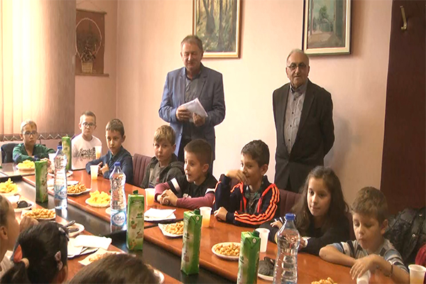 Osnovci posetili predsednika opštine Kladovo povodom Dečije nedelje