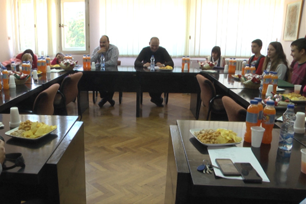 Predškolci, osnovci i srednjoškolci razgovorali sa predsednikom opštine Negotin Vladimirom Veličkovićem