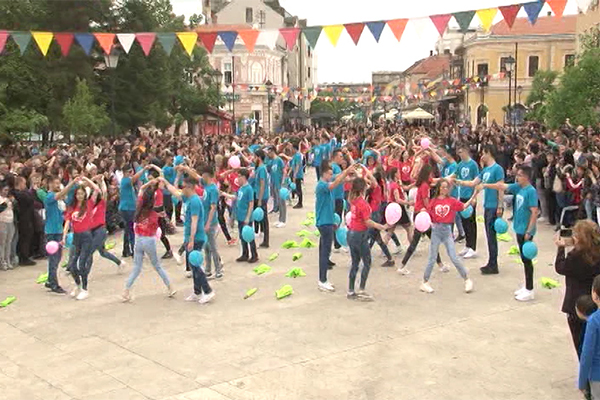 Na centralnom gradskom trgu u Negotinu plesalo 142 maturanata iz 4 negotinske srednje škole