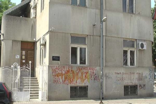 Osvanuo grafit na fasadi zaječarske biblioteke (VIDEO)