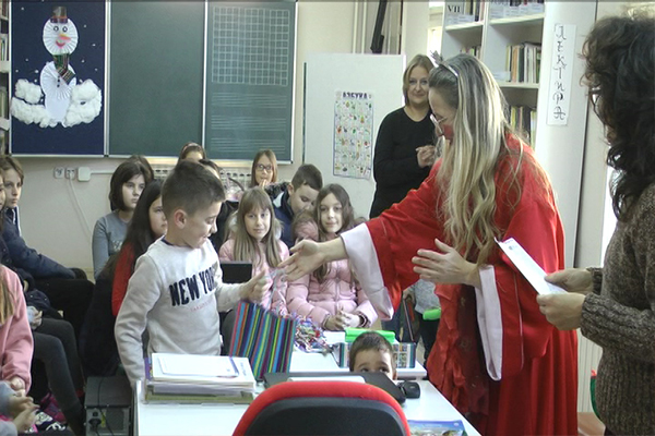 Baka Mraz donela poklone za najmlađe članove zaječarske biblioteke (VIDEO)