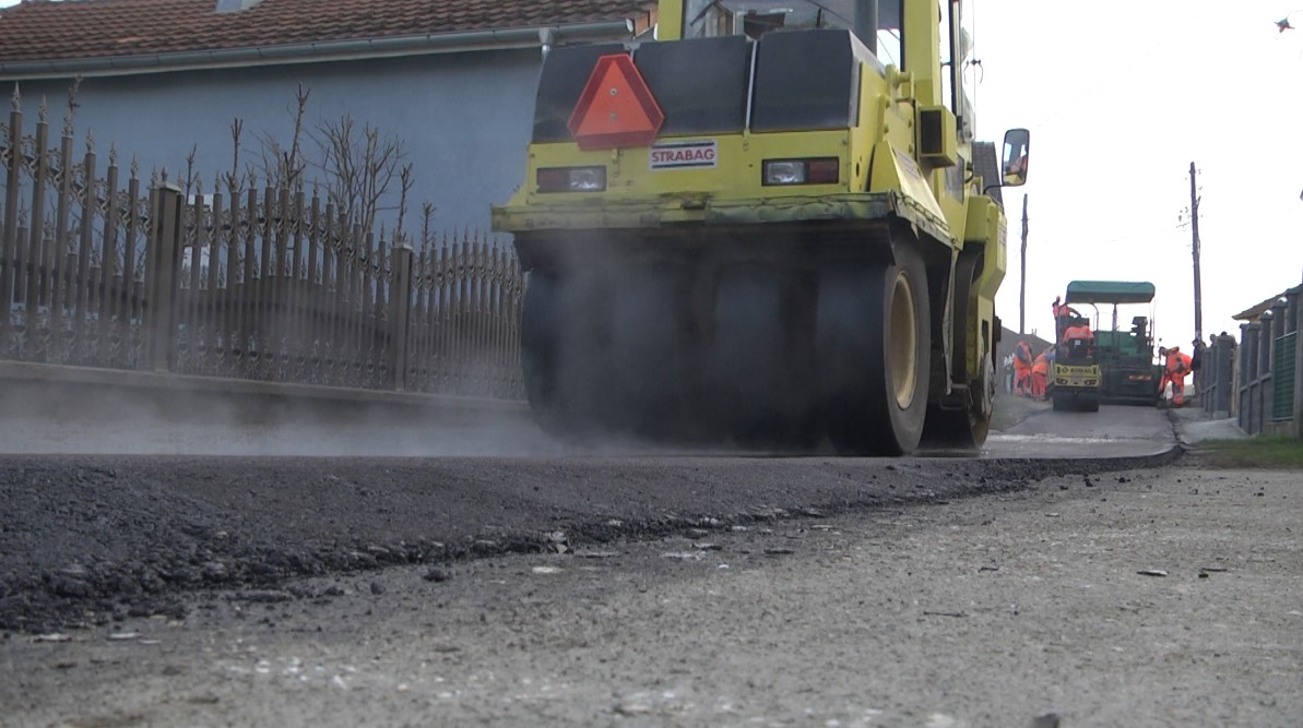 U opštini Negotin su u toku radovi na presvlačenju asfaltom ulica u seoskim MZ