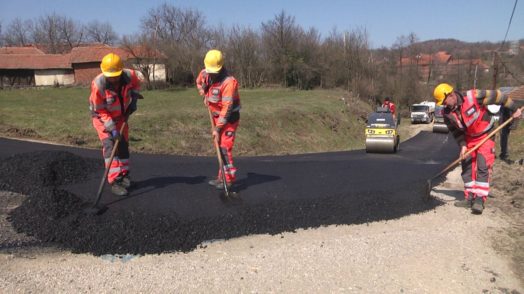 U Glogovici je počelo asfaltiranje prve deonice puta Salaška petlja - Glogovica - Dubočane - Mala Jasikova