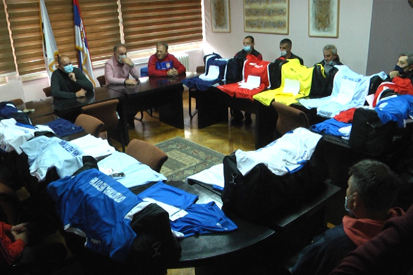 Podeljena sportska oprema u vrednosti od 400.000 dinara za 11 fudbalskih klubova iz opštine Negotin