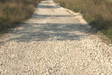 U toku su radovi na nasipavanju rejonskih puteva rizlom u selima na teritoriji grada Bora