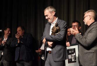 Spuătena festivalska zavesa na 