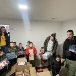 Poletarac obradovao decu novogodišnjim paketićima