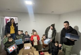 Poletarac obradovao decu novogodišnjim paketićima
